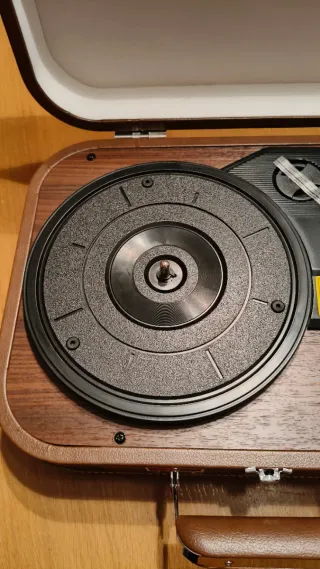Tocadiscos portátil con altavoces y bluetooth.