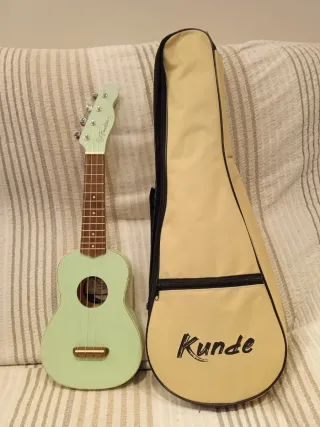 Ukelele Fender Mint con funda NUEVO