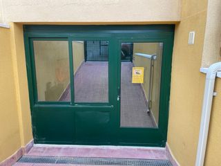 Puerta de aluminio verde