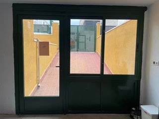 Puerta de aluminio verde