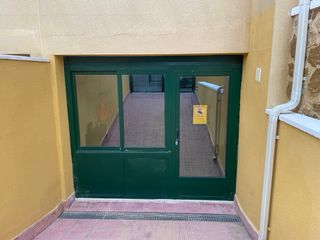 Puerta de aluminio verde