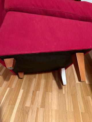 Sillón orejero granate c/ reposapiés y patas mader