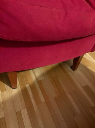 Sillón orejero granate c/ reposapiés y patas mader