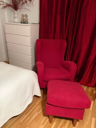Sillón orejero granate c/ reposapiés y patas mader