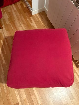 Sillón orejero granate c/ reposapiés y patas mader