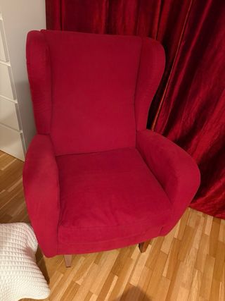 Sillón orejero granate c/ reposapiés y patas mader