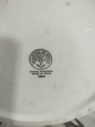 Bandeja Redonda Cartuja de Sevilla,y un plato