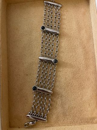 Pulsera de acero con detalles negros