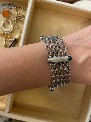 Pulsera de acero con detalles negros