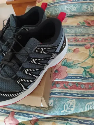 Zapatillas Salomon grises y rojas
