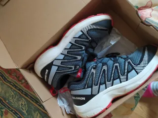 Zapatillas Salomon grises y rojas