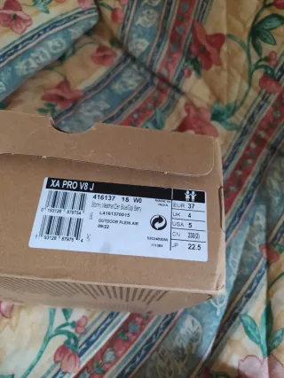 Zapatillas Salomon grises y rojas