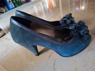 Zapatos de piel azul con flores