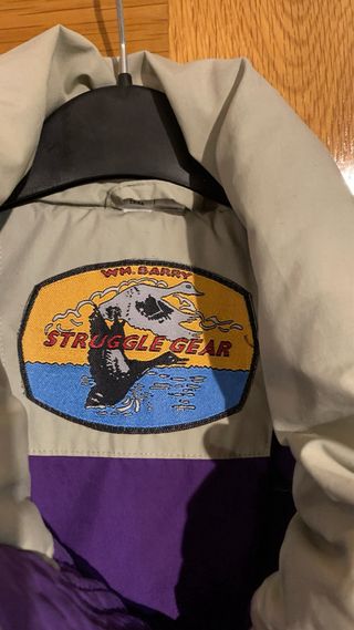 Chaqueta de plumas beige y morada