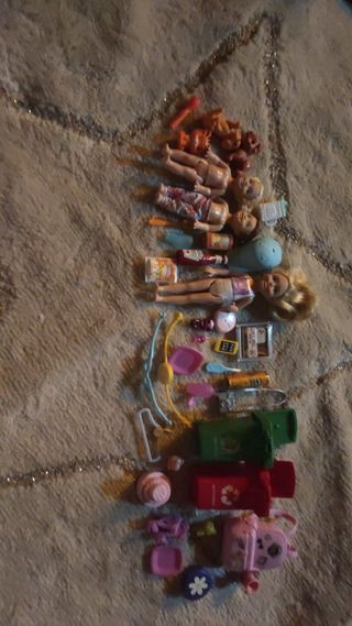 Lote de muñecas y accesorios
