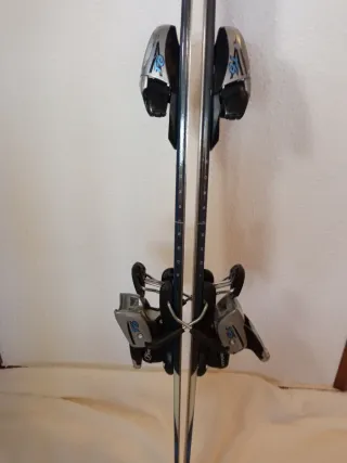Esquís Rossignol con fijaciones y bastones