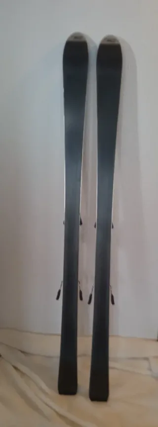 Esquís Rossignol con fijaciones y bastones