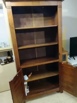 Alacena antigua de madera