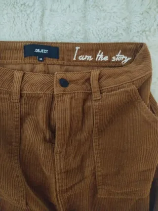 Falda de pana marrón.