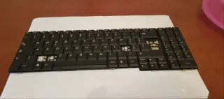 Tastiera di un computer Asus. Solo per ricambi