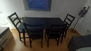 Mesa Lisabo. Cómo nueva. Tiene una esquina marcada