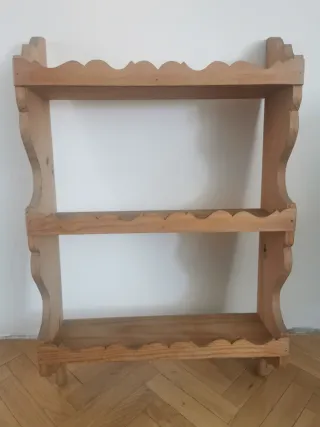 Estantería de madera de pino para colgar.