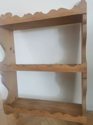 Estantería de madera de pino para colgar.