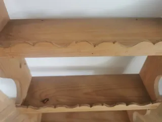 Estantería de madera de pino para colgar.