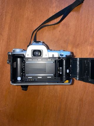 Cámara Pentax Plata y Negra