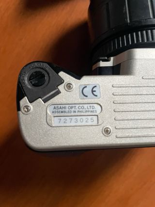 Cámara Pentax Plata y Negra