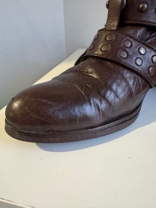 Botines de piel Hakei con tachuelas