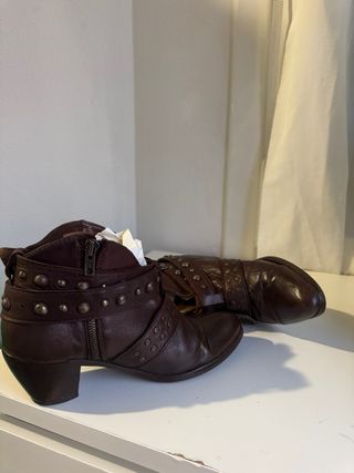 Botines de piel Hakei con tachuelas