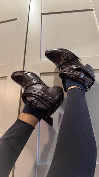 Botines de piel Hakei con tachuelas