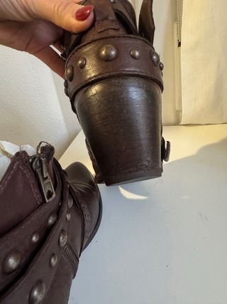 Botines de piel Hakei con tachuelas