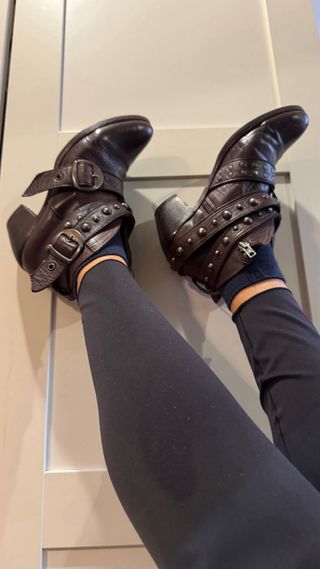 Botines de piel Hakei con tachuelas