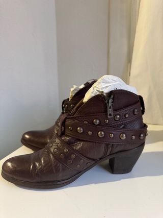 Botines de piel Hakei con tachuelas