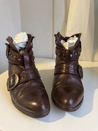 Botines de piel Hakei con tachuelas