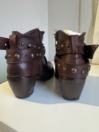 Botines de piel Hakei con tachuelas