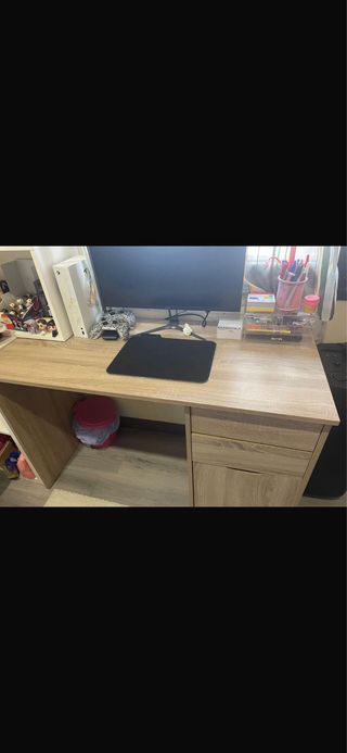 Escritorio y silla de madera y plástico