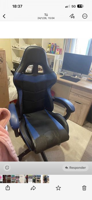 Escritorio y silla de madera y plástico