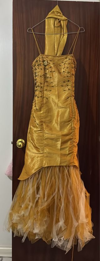 Vestido de fiesta dorado con escote y cola