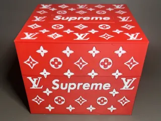 Caja Louis Vuitton x Supreme Roja
