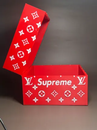 Caja Louis Vuitton x Supreme Roja