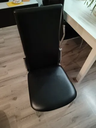 Sillas de salón negras y blancas