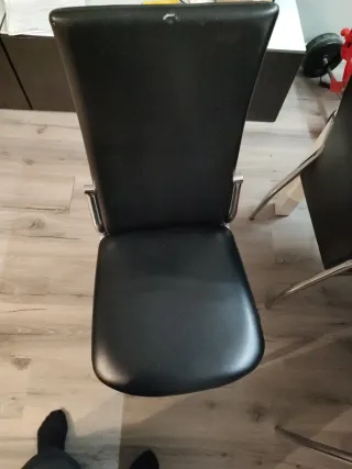 Sillas de salón negras y blancas