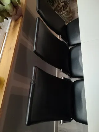 Sillas de salón negras y blancas