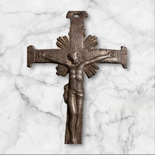 Crucifijo de metal con INRI