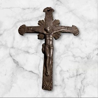 Crucifijo de metal con INRI