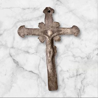 Crucifijo de metal con INRI