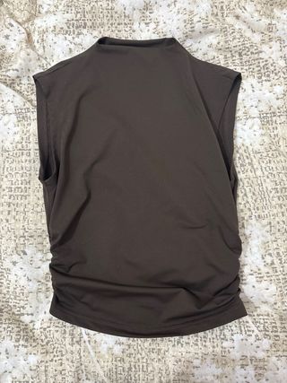Camiseta marrón sin mangas cuello alto